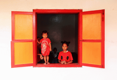 Selasa (1/2) pagi, sejumlah anak-anak bermain di lingkungan Kelenteng Kongco Tjo Soe Kong.