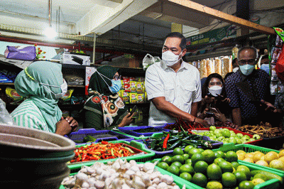 Menteri Perdagangan Muhammad Lutfi saat meninjau langsung harga dan pasokan barang kebutuhan pokok di Pasar Kramat Jati, Jakarta Timur, Kamis (3/2/2022).