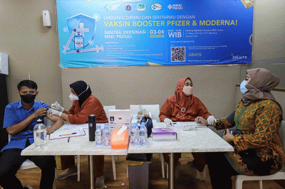 Vaksinator menyuntikkan vaksin Covid-19 dosis ketiga (booster) kepada warga di Sentra Vaksinasi MNC Peduli di Gedung High End, MNC Center, Kebon Sirih.