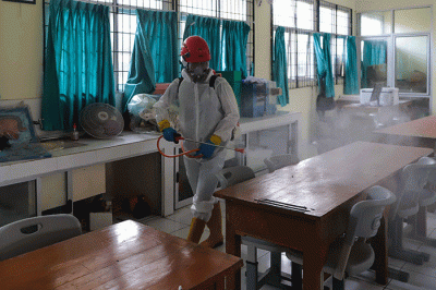 Petugas Palang Merah Indonesia (PMI) menyemprotkan disinfektan di salah satu ruang kelas di SMPN 97, Jakarta Timur, Kamis (3/2/2022).