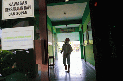 Petugas Palang Merah Indonesia (PMI) menyemprotkan disinfektan di salah satu ruang kelas di SMPN 97, Jakarta Timur, Kamis (3/2/2022).