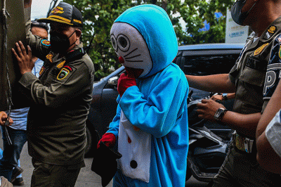 Puluhan badut boneka digaruk Polisi Pamong Praja Pemerintah Provinsi Sumsel saat razia di lampu merah Kota Palembang, Rabu (2/2/2022).