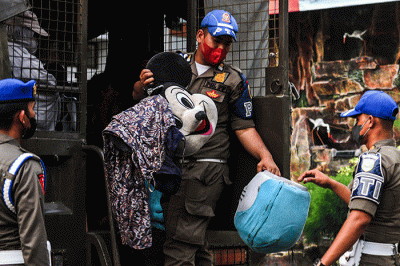 Puluhan badut boneka digaruk Polisi Pamong Praja Pemerintah Provinsi Sumsel saat razia di lampu merah Kota Palembang, Rabu (2/2/2022).