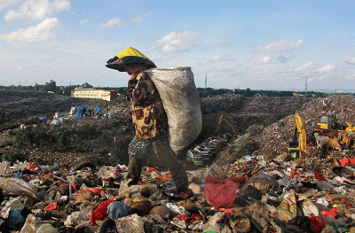 Pemulung mencari baranng bekas di areal lahan Tempat Pembuangan Akhir (TPA) Sampah Tamangapa, Makassar, Kamis (3/2/2022).