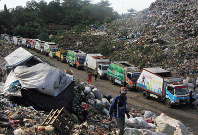 Pemulung mencari baranng bekas di areal lahan Tempat Pembuangan Akhir (TPA) Sampah Tamangapa, Makassar, Kamis (3/2/2022).