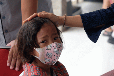 Petugas kesehatan menyuntikan vaksin Covid-19 kepada anak saat mengikuti 'Road Show' vaksin Covid-19 bagi anak usia 6-11 tahun di SD Kristen Hati Kudus.