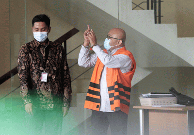 Tersangka Direktur PT MAM Energindo, Ali Amril berjalan menuju mobil tahanan usai diperiksa di Gedung KPK, Jakarta, Selasa (3/2/2022).