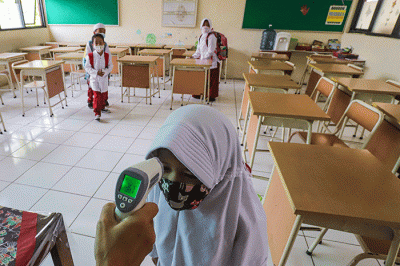 Siswa saat mengikuti kegiatan belajar tatap muka secara terbatas di SDN 014 Pondok Labu, Jakarta Selatan, Jumat (4/2/2022).