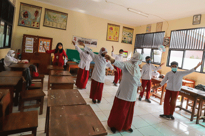 Siswa saat mengikuti kegiatan belajar tatap muka secara terbatas di SDN 014 Pondok Labu, Jakarta Selatan, Jumat (4/2/2022).