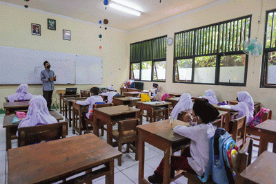 Siswa saat mengikuti kegiatan belajar tatap muka secara terbatas di SDN 014 Pondok Labu, Jakarta Selatan, Jumat (4/2/2022).