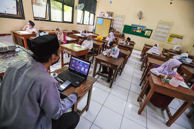 Siswa saat mengikuti kegiatan belajar tatap muka secara terbatas di SDN 014 Pondok Labu, Jakarta Selatan, Jumat (4/2/2022).