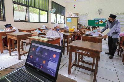 Siswa saat mengikuti kegiatan belajar tatap muka secara terbatas di SDN 014 Pondok Labu, Jakarta Selatan, Jumat (4/2/2022).