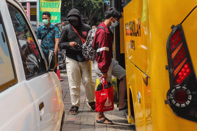 Para pasien Covid-19 saat dievakuasi ke RSDC Wisma Atlet di Puskesmas Kecamatan Tebet, Jakarta Selatan, Kamis (3/2/2022).