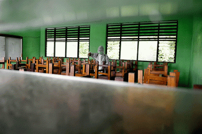 Petugas PMI Jakarta Pusat menyemprotkan cairan disinfektan di SMPN 4, Jakarta, Jumat (4/2/2022).
