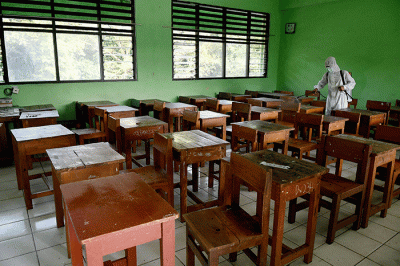 Petugas PMI Jakarta Pusat menyemprotkan cairan disinfektan di SMPN 4, Jakarta, Jumat (4/2/2022).