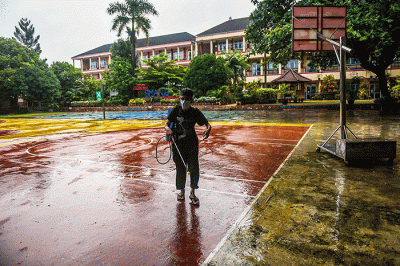 Petugas sekolah melakukan penyemprotan disinfektan di ruang sekolah, musholla dan kawasan sekolah di SMA Negeri 6, Palembang, Jumat (4/2/2022).