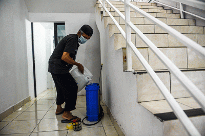 Petugas sekolah melakukan penyemprotan disinfektan di ruang sekolah, musholla dan kawasan sekolah di SMA Negeri 6, Palembang, Jumat (4/2/2022).
