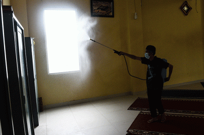 Petugas sekolah melakukan penyemprotan disinfektan di ruang sekolah, musholla dan kawasan sekolah di SMA Negeri 6, Palembang, Jumat (4/2/2022).