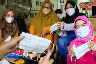 Petugas Puskesmas Kecamatan Menteng melakukan sosialisasi pengelolaan limbah masker medis pada skala lingkungan rumah tangga untuk menjadi ecobrick.