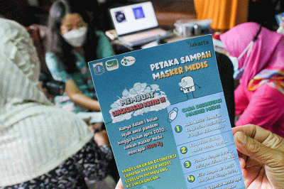 Petugas Puskesmas Kecamatan Menteng melakukan sosialisasi pengelolaan limbah masker medis pada skala lingkungan rumah tangga untuk menjadi ecobrick.