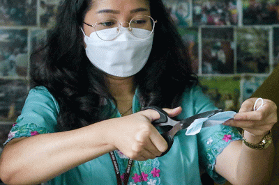 Petugas Puskesmas Kecamatan Menteng melakukan sosialisasi pengelolaan limbah masker medis pada skala lingkungan rumah tangga untuk menjadi ecobrick.