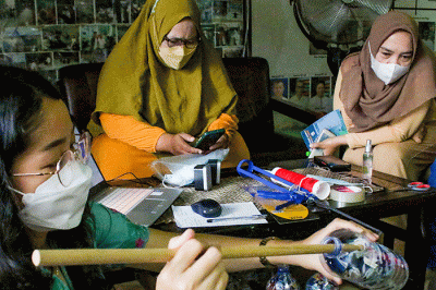 Petugas Puskesmas Kecamatan Menteng melakukan sosialisasi pengelolaan limbah masker medis pada skala lingkungan rumah tangga untuk menjadi ecobrick.