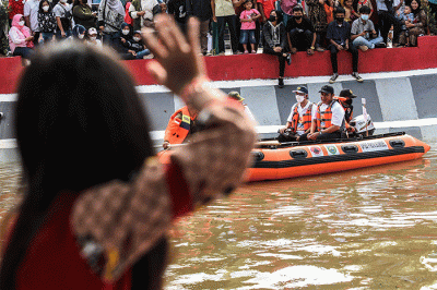 Gubernur Sumsel Herman Deru didampingi Wali Kota Palembang Harnojoyo dan pejabat terkait membuka Festival Sungai Sekanak Lambidaro, Sabtu (5/2/2022).