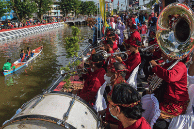 Gubernur Sumsel Herman Deru didampingi Wali Kota Palembang Harnojoyo dan pejabat terkait membuka Festival Sungai Sekanak Lambidaro, Sabtu (5/2/2022).