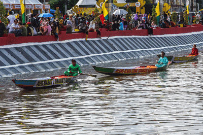 Gubernur Sumsel Herman Deru didampingi Wali Kota Palembang Harnojoyo dan pejabat terkait membuka Festival Sungai Sekanak Lambidaro, Sabtu (5/2/2022).