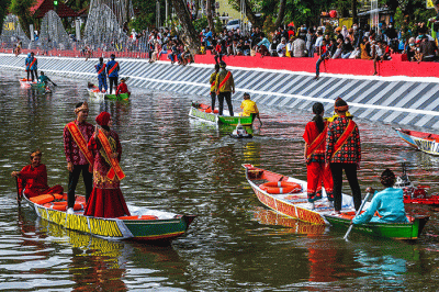 Gubernur Sumsel Herman Deru didampingi Wali Kota Palembang Harnojoyo dan pejabat terkait membuka Festival Sungai Sekanak Lambidaro, Sabtu (5/2/2022).