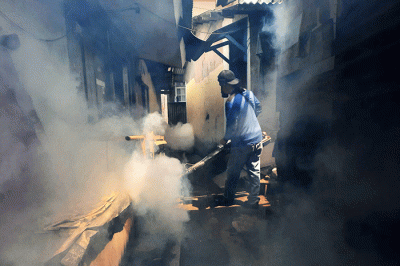 Petugas Puskemas melakukan pengasapan (Fogging) untuk Pemberantasan Sarang Nyamuk Aedes Aegypti di pemukiman warga di kawasan, Kebayoran, Jakarta.