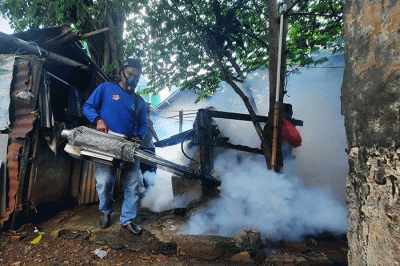 Petugas Puskemas melakukan pengasapan (Fogging) untuk Pemberantasan Sarang Nyamuk Aedes Aegypti di pemukiman warga di kawasan, Kebayoran, Jakarta.