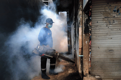 Petugas Puskemas melakukan pengasapan (Fogging) untuk Pemberantasan Sarang Nyamuk Aedes Aegypti di pemukiman warga di kawasan, Kebayoran, Jakarta.