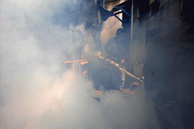 Petugas Puskemas melakukan pengasapan (Fogging) untuk Pemberantasan Sarang Nyamuk Aedes Aegypti di pemukiman warga di kawasan, Kebayoran, Jakarta.