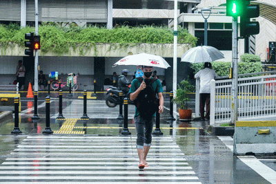 Sejumlah pengendara melintas saat hujan deras di Jalan MH Thamrin, Jakarta Pusat, Sabtu (5/2/2022).