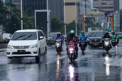 Sejumlah pengendara melintas saat hujan deras di Jalan MH Thamrin, Jakarta Pusat, Sabtu (5/2/2022).