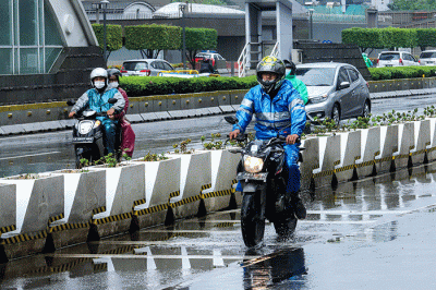 Sejumlah pengendara melintas saat hujan deras di Jalan MH Thamrin, Jakarta Pusat, Sabtu (5/2/2022).