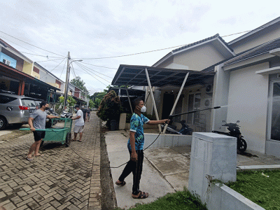 Sejumlah warga menyemprotkan cairan disinfektan secara mandiri di Perum Palm Village, Pamulang, Tangerang Selatan, Sabtu (5/2/2022).