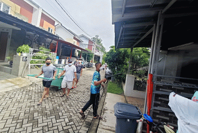 Sejumlah warga menyemprotkan cairan disinfektan secara mandiri di Perum Palm Village, Pamulang, Tangerang Selatan, Sabtu (5/2/2022).