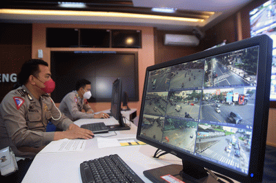 Sejumlah petugas sedang melakukan monitoring arus lalu lintas pada sejumlah CCTV di ruang RTMC Polda Jateng, Semarang, Jawa Tengah, Jumat (4/2/2022).