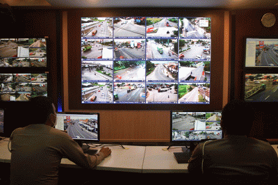 Sejumlah petugas sedang melakukan monitoring arus lalu lintas pada sejumlah CCTV di ruang RTMC Polda Jateng, Semarang, Jawa Tengah, Jumat (4/2/2022).