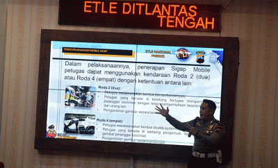 Sejumlah petugas sedang melakukan monitoring arus lalu lintas pada sejumlah CCTV di ruang RTMC Polda Jateng, Semarang, Jawa Tengah, Jumat (4/2/2022).