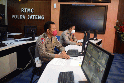 Sejumlah petugas sedang melakukan monitoring arus lalu lintas pada sejumlah CCTV di ruang RTMC Polda Jateng, Semarang, Jawa Tengah, Jumat (4/2/2022).