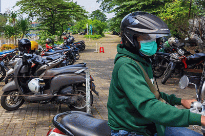 Sejumlah kendaraan bermotor parkir di kawasan, Jakarta Barat, Minggu (6/2/2022).