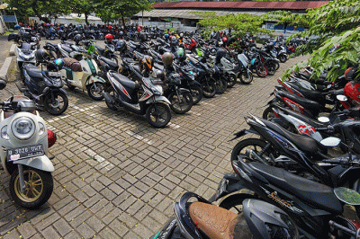 Sejumlah kendaraan bermotor parkir di kawasan, Jakarta Barat, Minggu (6/2/2022).