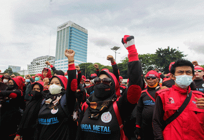 Massa buruh menggelar aksi demo menyuarakan kembali penolakan pembahasan Omnibus Law UU Cipta Kerja di depan Gedung Dewan Perwakilan Rakyat (DPR).