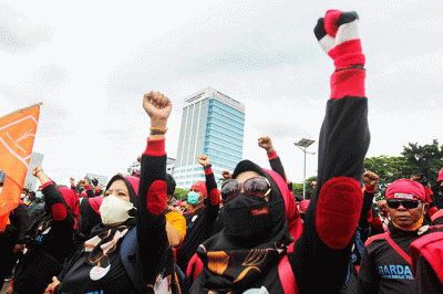 Massa buruh menggelar aksi demo menyuarakan kembali penolakan pembahasan Omnibus Law UU Cipta Kerja di depan Gedung Dewan Perwakilan Rakyat (DPR).