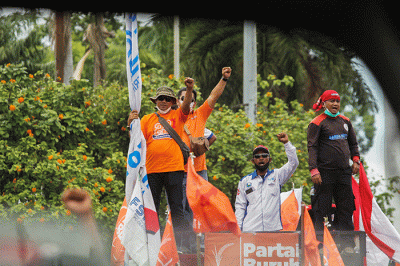 Massa buruh menggelar aksi demo menyuarakan kembali penolakan pembahasan Omnibus Law UU Cipta Kerja di depan Gedung Dewan Perwakilan Rakyat (DPR).