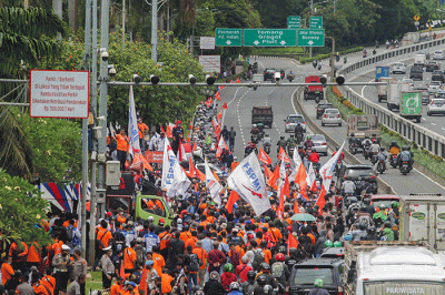 Massa buruh menggelar aksi demo menyuarakan kembali penolakan pembahasan Omnibus Law UU Cipta Kerja di depan Gedung Dewan Perwakilan Rakyat (DPR).