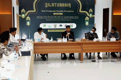 Wakil Ketua Umum Dewan Masjid Indonesia Komjen Pol (Purn) DR. (HC) H. Syafruddin silaturahmi bersama para kiai pengasuh Pondok Pesantren Modern dan Tradisional.
